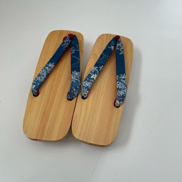 Women's Traditional Japanese Wooden Shoes Sandals 3" x 9" - Picture 3 of 8